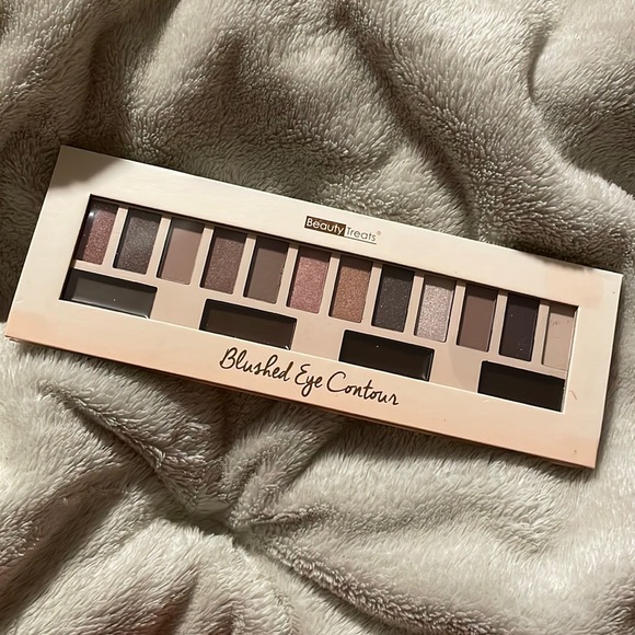 Beauty Treats blushed eye contour pallet. - Picture 3 of 4